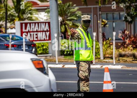 Maui, Hawaii, USA. September 2023. Sicherheitskräfte der Hawaii Air National Guard, die der Joint Task Force 5-0 zugewiesen sind, leiten den Verkehr an einem Kontrollpunkt in Lahaina, Maui, 1. September 2023. Quelle: U.S. National Guard/ZUMA Press Wire/ZUMAPRESS.com/Alamy Live News Stockfoto