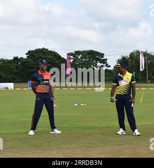 Die Sri-lankischen Cricketspieler Dinesh Chandimal und Seekuge Prasanna sind auf dem Rückweg. Auf dem malerischen Cricketgelände der Army Ordinance. Dombagoda. Sri Lanka. RickyxSimms PUBLICATIONxNOTxINxCHN Stockfoto