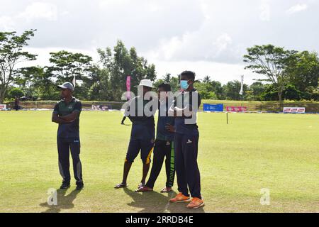 Bodenpersonal bereitet sich auf dem malerischen Cricketgelände der Army Ordinance auf ein Spiel vor. Dombagoda. Sri Lanka. RickyxSimms PUBLICATIONxNOTxINxCHN Stockfoto