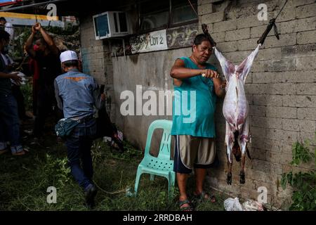 Philippinische Muslime schlachten Ziegen als Opfer, um Eid al-Adha in der Blauen Moschee in Taguig City, Metro Manila, zu begehen. Trotz neuer Wellen von Coronavirus-Fällen und der Verbote großer Versammlungen feiern Muslime auf der ganzen Welt Eid al-Adha, das fest des Opfers, mit Gebeten und dem Schlachten von Ziegen und Kühen und ihrem Fleisch, das den Armen gegeben wird. Philippinen. BasilioxH.xSepe PUBLICATIONxNOTxINxCHN Stockfoto