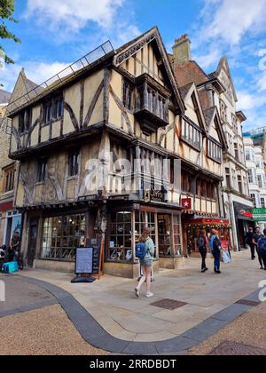 Besucher und Touristen an den klassischen Stätten von Oxford City, England. Oxford, die Stadt der Dreaming Spires, ist weltweit berühmt für seine Universität und ihren Platz in der Geschichte. Seit mehr als 800 Jahren ist es ein Zuhause von Königen und Gelehrten und seit dem 9. Jahrhundert eine etablierte Stadt, obwohl Menschen bekannt sind, dass sie seit Tausenden von Jahren in der Gegend leben. Heute ist die Stadt eine lebhafte kosmopolitische Stadt. Noch immer mit seiner alten Universität, aber auch Heimat einer wachsenden Hightech-Community. Mit seiner Mischung aus altem und modernem gibt es viel für Touristen und Bewohner zu tun. Vereinigtes Königreich. S Stockfoto