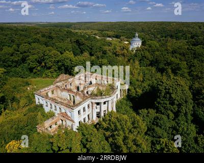 Luftaufnahme eines verfallenen, bewachsenen alten, verlassenen Herrenhauses. Ehemaliges Anwesen der Golitsyns in Zubrilovka. Stockfoto