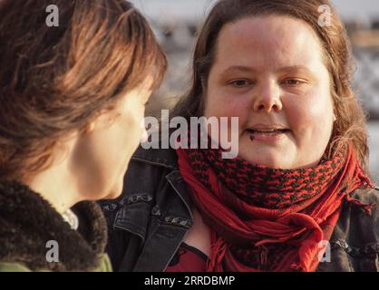 Nahaufnahme von zwei Freunden, die draußen lächeln Stockfoto
