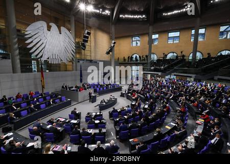 211216 -- BERLIN, 16. Dezember 2021 -- Bundeskanzler Olaf Scholz hält am 15. Dezember 2021 seine erste Regierungserklärung im Reichstagsgebäude in Berlin, nachdem er zum neuen Bundeskanzler am 8. Dezember gewählt wurde. DEUTSCHLAND-BERLIN-NEUE ERKLÄRUNG VON BUNDESKANZLER UND REGIERUNG SHANXYUQI PUBLICATIONXNOTXINXCHN Stockfoto