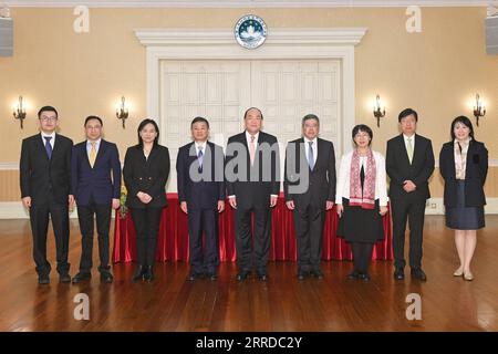 211216 -- MACAO, 16. Dezember 2021 -- Ho IAT Seng C, Chief Executive der Sonderverwaltungsregion Macau SAR, und Huang Runqiu 4th L, Minister für Ökologie und Umwelt, posieren für ein Gruppenfoto mit anderen Gästen bei einer Unterzeichnungszeremonie im südchinesischen Macao, 16. Dezember 2021. Das chinesische Festland und die Sonderverwaltungsregion Macau werden den Austausch und die Zusammenarbeit im Bereich des Umwelt- und Umweltschutzes weiter intensivieren, entsprechend einer Vereinbarung, die hier am Donnerstag von der Regierung der Sonderverwaltungsregion Macau und dem Umweltministerium unterzeichnet wurde. CHINA-MACAU-FESTLAND-ÖKOLOGIE-UMWELTSCHUTZ-ZUSAMMENARBEIT-VEREINBARUNG C Stockfoto