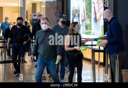 211216 -- TORONTO, 16. Dezember 2021 -- Menschen, die Gesichtsmasken tragen, stehen am 16. Dezember 2021 im Yorkdale Shopping Center in Toronto, Ontario, Kanada, an, um die COVID-19-Antigen-Schnelltestkits abzurufen. Die Provinz Ontario hat einen Urlaub Test Blitz gestartet, um freiwillige Antigen-Schnelltests für Einzelpersonen kostenlos an Pop-up-Websites in stark frequentierten Gebieten, einschließlich Einkaufszentren, Einzelhandelsgeschäfte, Urlaubsmärkte, öffentliche Bibliotheken und Transitzentren von Dezember bis Mitte Januar. Foto: /Xinhua CANADA-ONTARIO-TORONTO-COVID-19-RAPID ANTIGEN TEST KITS ZouxZheng PUBLICATIONxNOTxINxCHN Stockfoto