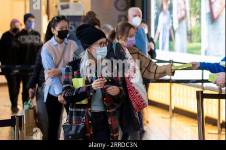 211216 -- TORONTO, 16. Dezember 2021 -- Menschen, die Gesichtsmasken tragen, stehen am 16. Dezember 2021 im Yorkdale Shopping Center in Toronto, Ontario, Kanada, an, um die COVID-19-Antigen-Schnelltestkits abzurufen. Die Provinz Ontario hat einen Urlaub Test Blitz gestartet, um freiwillige Antigen-Schnelltests für Einzelpersonen kostenlos an Pop-up-Websites in stark frequentierten Gebieten, einschließlich Einkaufszentren, Einzelhandelsgeschäfte, Urlaubsmärkte, öffentliche Bibliotheken und Transitzentren von Dezember bis Mitte Januar. Foto: /Xinhua CANADA-ONTARIO-TORONTO-COVID-19-RAPID ANTIGEN TEST KITS ZouxZheng PUBLICATIONxNOTxINxCHN Stockfoto