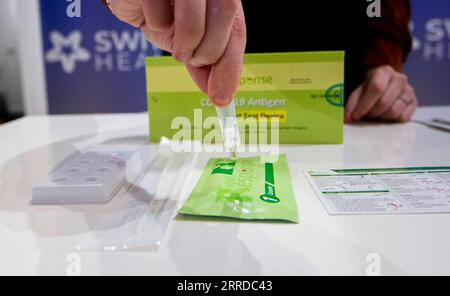211216 -- TORONTO, 16. Dezember 2021 -- Ein Mitarbeiter demonstriert am 16. Dezember 2021 im Yorkdale Shopping Center in Toronto, Ontario, Kanada, die Verwendung eines COVID-19-Antigen-Schnelltestkits. Die Provinz Ontario hat einen Urlaub Test Blitz gestartet, um freiwillige Antigen-Schnelltests für Einzelpersonen kostenlos an Pop-up-Websites in stark frequentierten Gebieten, einschließlich Einkaufszentren, Einzelhandelsgeschäfte, Urlaubsmärkte, öffentliche Bibliotheken und Transitzentren von Dezember bis Mitte Januar. Foto: /Xinhua CANADA-ONTARIO-TORONTO-COVID-19-RAPID ANTIGEN TEST KITS ZouxZheng PUBLICATIONxNOTxINxCHN Stockfoto