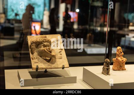 211217 -- CANBERRA, 17. Dez. 2021 -- die Besucher sehen Exponate während einer Medienvorschau einer Ausstellung, die sich mit dem Thema Wettbewerb im Altgriechischen befasst, im National Museum of Australia in Canberra, Australien, 16. Dez. 2021. Die Ausstellung Ancient Greeks: Athleten, Krieger und Helden zeigt mehr als 170 Objekte aus dem British Museum, die von 800 v. Chr. bis 200 n. Chr. datieren. Die Ausstellung wurde am Freitag eröffnet und läuft bis zum 1. Mai nächsten Jahres. ZU DIESEM Feature: Ausstellung in Canberra erzählt Geschichten der griechischen Mythologie, antike Olympiade Foto von /Xinhua AUSTRALIA-CANBERRA-ANCIENT GR Stockfoto