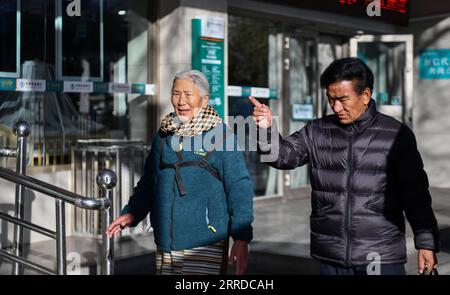 211217 -- LHASA, 17. Dezember 2021 -- Dawa Lhadron L und ein Freund gehen auf einer Straße in Lhasa, Südwestchinas autonome Region Tibet, 7. Dezember 2021. Dawa Lhadron wurde 1945 geboren und lebt heute ein glückliches Leben in Lhasa. Es scheint jedoch ein Albtraum für sie zu sein, auf das zurückzublicken, was sie als Leibeigene in ihrer Kindheit erlitten hatte. Der größte gefährliche Faktor für mich, Schafe als Sklavenhalter zu züchten, waren diese Adler, da sie dazu neigen, in den Himmel zu tauchen und die Lämmer wegzutragen, sagte Dawa. Um sich gut um Schafe zu kümmern, musste sie den Himmel aus Angst vor einer möglichen Aggression durch Adler im Auge behalten. Wenn es passiert ist, Stockfoto