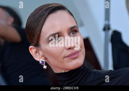 Venedig Lido, Italien. September 2023. Valentina Bellè besucht den roten Teppich des Films Lubo beim Filmfestival Venedig 80 im Palazzo del Cinema. (Foto: Mario Cartelli/SOPA Images/SIPA USA) Credit: SIPA USA/Alamy Live News Stockfoto