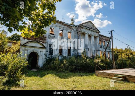 Ruine überwucherte alte verlassene Villa. Ehemaliges Anwesen der Golitsyns in Zubrilovka. Stockfoto