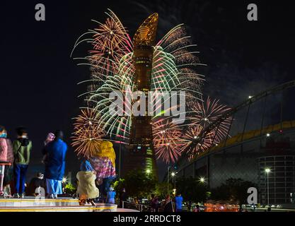 211217 -- DOHA, 17. Dez. 2021 -- am Vorabend des Katar-Nationalfeiertags in Doha, Katar, am 17. Dez. 2021, beobachten Menschen ein Feuerwerk. Katar feiert seinen Nationalfeiertag am 18. Dezember. Foto von /Xinhua QATAR-DOHA-NATIONAL DAY-FIREWORKS Nikku PUBLICATIONxNOTxINxCHN Stockfoto