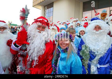 211220 -- MINSK, 20. Dezember 2021 -- Menschen in den Kostümen von Pater Frost und Snow Maiden nehmen an einer Neujahrsparade in Minsk, Weißrussland, 19. Dezember 2021 Teil. Foto von /Xinhua BELARUS-MINSK-NEUJAHRSPARADE HenadzxZhinkov PUBLICATIONxNOTxINxCHN Stockfoto