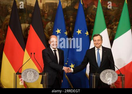 211220 -- ROM, 20. Dezember 2021 -- der italienische Premierminister Mario Draghi R gibt Bundeskanzler Olaf Scholz bei einer gemeinsamen Pressekonferenz am 20. Dezember 2021 in Rom die Hand. Italien und Deutschland dürften ihre Positionen in Bezug auf die Haushaltsregeln der Europäischen Union näher bringen, sagte der italienische Premierminister Mario Draghi am Montag nach seinem ersten Treffen mit dem neuen deutschen Kanzler Olaf Scholz. STR/Xinhua ITALY-ROME-PM-GERMANY-CHANCELLOR-MEETING Stringer PUBLICATIONxNOTxINxCHN Stockfoto