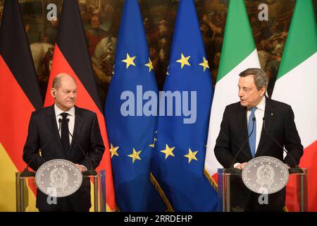 211220 -- ROM, 20. Dezember 2021 -- der italienische Premierminister Mario Draghi R und der deutsche Bundeskanzler Olaf Scholz nehmen am 20. Dezember 2021 an einer gemeinsamen Pressekonferenz in Rom Teil. Italien und Deutschland dürften ihre Positionen in Bezug auf die Haushaltsregeln der Europäischen Union näher bringen, sagte der italienische Premierminister Mario Draghi am Montag nach seinem ersten Treffen mit dem neuen deutschen Kanzler Olaf Scholz. STR/Xinhua ITALY-ROME-PM-GERMANY-CHANCELLOR-MEETING Stringer PUBLICATIONxNOTxINxCHN Stockfoto