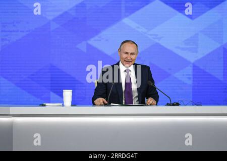 211223 -- MOSKAU, 23. Dezember 2021 -- der russische Präsident Wladimir Putin nimmt an seiner jährlichen Pressekonferenz in Moskau, Russland, am 23. Dezember 2021 Teil. RUSSLAND-MOSKAU-PUTIN-PRESSEKONFERENZ EvgenyxSinitsyn PUBLICATIONxNOTxINxCHN Stockfoto