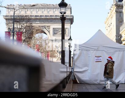 News Bilder des Tages Coronavirus, Eindrücke aus Paris 211224 -- PARIS, 24. Dezember 2021 -- Ein Junge geht in der Nähe eines schnellen COVID-19-Testzeltes in der Nähe des Triumphbogens in Paris, Frankreich, 23. Dezember 2021. FRANCE-PARIS-COVID-19-DAILY LIFE GaoxJing PUBLICATIONxNOTxINxCHN Stockfoto