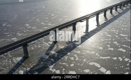 211226 -- JIUQUAN, 26. Dezember 2021 -- Luftaufnahme aufgenommen am 25. Dezember 2021 zeigt die Heihe River Bridge Nr. 1 der Jiuquan-Ejina-Eisenbahn. Der Abschnitt Jiuqian-Dongfeng der Eisenbahnverbindung zwischen Jiuquan der nordwestchinesischen Provinz Gansu und Ejina Banner der nordchinesischen Autonomen Region Innere Mongolei nahm nach der Modernisierung am Sonntag seinen Betrieb auf. Der 243,731 km lange Abschnitt durchquert die Wüste Badanjilin. CHINA-GANSU-INNER MONGOLEI-JIUQUAN-EJINA RAILWAY-DONGFENG-SECTION-OPERATION CN CHENXBIN PUBLICATIONXNOTXINXCHN Stockfoto