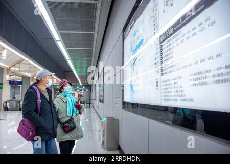 211226 -- WUHAN, 26. Dezember 2021 -- Passagiere schauen sich die Routeninformationen an der Matoutan Park Station der zweiten Phase der Metro-Linie 6 in Wuhan, der zentralchinesischen Provinz Hubei, 26. Dezember 2021 an. Drei Stadtbahnlinien in Wuhan wurden am Sonntag für die Öffentlichkeit geöffnet – Linie 5, die zweite Phase der Linie 6, und Linie 16 Hannan mit einer Gesamtlänge von 75,2 km Linie 5 ist Wuhans erste vollautomatische U-Bahn-Linie. Die Linie 16 wird entlang des Yangtze gebaut, mit der höchsten Station auf 30 Metern, die den Passagieren eine schöne Aussicht bietet. Die Gesamtlänge der in Wuhan in Betrieb befindlichen U-Bahn-Schienen hat 435 km erreicht Phot Stockfoto