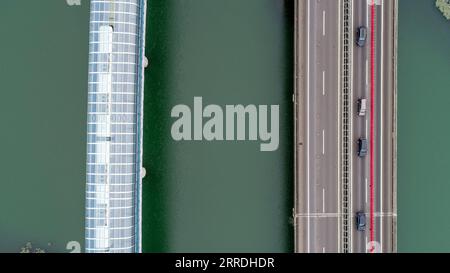 211226 -- WUHAN, 26. Dezember 2021 -- Luftaufnahme vom 26. Dezember 2021 zeigt die U-Bahn-Linie 16 und die Guizihu-Brücke in Wuhan, der zentralchinesischen Provinz Hubei. Drei Stadtbahnlinien in Wuhan wurden am Sonntag für die Öffentlichkeit geöffnet – Linie 5, die zweite Phase der Linie 6, und Linie 16 Hannan mit einer Gesamtlänge von 75,2 km Linie 5 ist Wuhans erste vollautomatische U-Bahn-Linie. Die Linie 16 wird entlang des Yangtze gebaut, mit der höchsten Station auf 30 Metern, die den Passagieren eine schöne Aussicht bietet. Die Gesamtlänge der in Wuhan in Betrieb befindlichen U-Bahn-Schienen hat 435 km erreicht Foto von /Xinhua CHINA-HUBEI-WUHAN-THRE Stockfoto