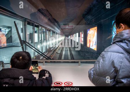 News Bilder des Tages 211226 -- WUHAN, 26. Dezember 2021 -- Passagiere machen Fotos auf der ersten Kutsche eines Zuges der U-Bahn-Linie 5 in Wuhan, Zentralchinas Provinz Hubei, 26. Dezember 2021. Drei Stadtbahnlinien in Wuhan wurden am Sonntag für die Öffentlichkeit geöffnet – Linie 5, die zweite Phase der Linie 6, und Linie 16 Hannan mit einer Gesamtlänge von 75,2 km Linie 5 ist Wuhans erste vollautomatische U-Bahn-Linie. Die Linie 16 wird entlang des Yangtze gebaut, mit der höchsten Station auf 30 Metern, die den Passagieren eine schöne Aussicht bietet. Die Gesamtlänge der in Wuhan in Betrieb befindlichen U-Bahn-Schienen hat 435 km erreicht Foto Stockfoto