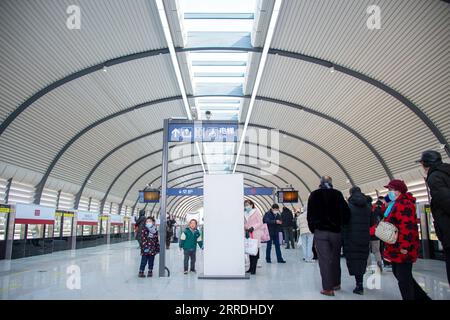 211226 -- WUHAN, 26. Dezember 2021 -- Passagiere bereiten sich auf die U-Bahn-Linie 5 an der Hubei University of Chinese Medicine Station in Wuhan, Zentralchinesische Provinz Hubei, 26. Dezember 2021 vor. Drei Stadtbahnlinien in Wuhan wurden am Sonntag für die Öffentlichkeit geöffnet – Linie 5, die zweite Phase der Linie 6, und Linie 16 Hannan mit einer Gesamtlänge von 75,2 km Linie 5 ist Wuhans erste vollautomatische U-Bahn-Linie. Die Linie 16 wird entlang des Yangtze gebaut, mit der höchsten Station auf 30 Metern, die den Passagieren eine schöne Aussicht bietet. Die Gesamtlänge der in Wuhan in Betrieb befindlichen U-Bahn-Schienen hat 435 km erreicht Foto b Stockfoto