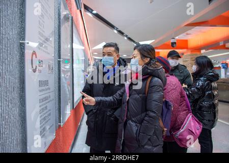 211226 -- WUHAN, 26. Dezember 2021 -- Passagiere schauen sich die Routeninformationen an der Station Pengliuyang der Metro-Linie 5 in Wuhan an, Provinz Hubei in Zentralchina, 26. Dezember 2021. Drei Stadtbahnlinien in Wuhan wurden am Sonntag für die Öffentlichkeit geöffnet – Linie 5, die zweite Phase der Linie 6, und Linie 16 Hannan mit einer Gesamtlänge von 75,2 km Linie 5 ist Wuhans erste vollautomatische U-Bahn-Linie. Die Linie 16 wird entlang des Yangtze gebaut, mit der höchsten Station auf 30 Metern, die den Passagieren eine schöne Aussicht bietet. Die Gesamtlänge der in Wuhan in Betrieb befindlichen U-Bahn-Schienen hat 435 km erreicht Foto von /Xinhua CH Stockfoto