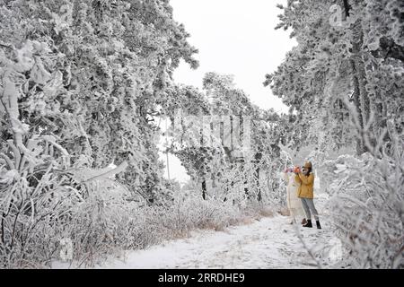 211226 -- JIUJIANG, 26. Dezember 2021 -- Besucher machen Fotos von Schneeansichten auf dem landschaftlich reizvollen Lushan Mountain in Jiujiang City, ostchinesische Provinz Jiangxi, 25. Dezember 2021. CHINA-JIANGXI-LUSHAN BERG-SCHNEE CN WANXXIANG PUBLICATIONXNOTXINXCHN Stockfoto