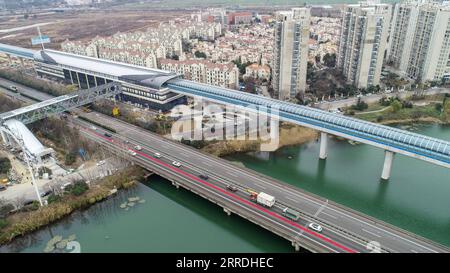 211226 -- WUHAN, 26. Dezember 2021 -- Luftaufnahme aufgenommen am 26. Dezember 2021 zeigt den Bahnhof Guizihu der U-Bahn-Linie 16 in Wuhan, der zentralchinesischen Provinz Hubei. Drei Stadtbahnlinien in Wuhan wurden am Sonntag für die Öffentlichkeit geöffnet – Linie 5, die zweite Phase der Linie 6, und Linie 16 Hannan mit einer Gesamtlänge von 75,2 km Linie 5 ist Wuhans erste vollautomatische U-Bahn-Linie. Die Linie 16 wird entlang des Yangtze gebaut, mit der höchsten Station auf 30 Metern, die den Passagieren eine schöne Aussicht bietet. Die Gesamtlänge der in Wuhan in Betrieb befindlichen U-Bahn-Schienen hat 435 km erreicht Foto: /Xinhua CHINA-HUBEI-WUHAN- Stockfoto