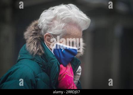 211227 -- VANCOUVER, 27. Dezember 2021 -- Ein Senior mit Gesichtsmaske geht am 27. Dezember 2021 auf einer Straße in Vancouver, British Columbia, Kanada. Kanada meldete am Montagmittag 18.230 neue COVID-19-Fälle, wodurch das kumulative ganze laut CTV auf 2.026.249 Fälle mit 30.172 Todesfällen angehoben wurde. Foto: /Xinhua CANADA-VANCOUVER-COVID-19-CASES-2 MLN LiangxSen PUBLICATIONxNOTxINxCHN Stockfoto