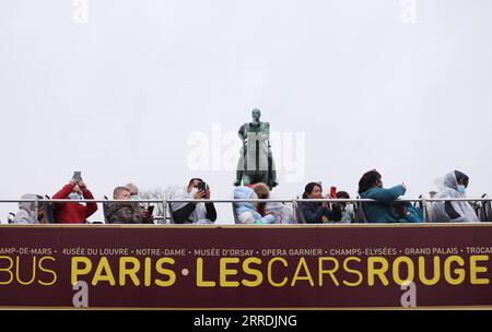 211230 -- PARIS, 30. Dezember 2021 -- Personen, die mit dem Touristenbus am Trocadero Place in Paris, Frankreich, am 29. Dezember 2021 fahren. Frankreich meldete am Mittwoch 208.099 neue bestätigte COVID-19-Fälle, die in den letzten 24 Stunden entdeckt wurden, ein neuer Tagesrekord seit dem Ausbruch der Pandemie in Frankreich. FRANKREICH-COVID-19-FÄLLE GaoxJing PUBLICATIONxNOTxINxCHN Stockfoto