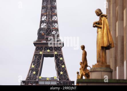 211230 -- PARIS, 30. Dezember 2021 -- der Eiffelturm wird vom Trocadero Place in Paris, Frankreich, 29. Dezember 2021 gesehen. Frankreich meldete am Mittwoch 208.099 neue bestätigte COVID-19-Fälle, die in den letzten 24 Stunden entdeckt wurden, ein neuer Tagesrekord seit dem Ausbruch der Pandemie in Frankreich. FRANKREICH-COVID-19-FÄLLE GaoxJing PUBLICATIONxNOTxINxCHN Stockfoto