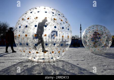 211230 -- PEKING, 30. Dezember 2021 -- Besucher haben Spaß in Luftballons auf dem Schneefeld im Yuanmingyuan Park in Peking, Hauptstadt von China, 30. Dezember 2021. Der Alte Sommerpalast, oder Yuanmingyuan, gab am Donnerstag bekannt, dass er ein Eis- und Schneefestival veranstalten wird, das um den Neujahrstag 2022 eröffnet wird und bis Februar dauert, um die Olympischen Winterspiele 2022 in Peking zu begrüßen. CHINA-PEKING-YUANMINGYUAN PARK-WINTER SPASS CN LUOXXIAOGUANG PUBLICATIONXNOTXINXCHN Stockfoto