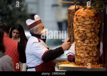 211230 -- ISTANBUL, 30. Dezember 2021 -- Ein Koch arbeitet am 29. Dezember 2021 an einem Essensstand in Istanbul, Türkei. Die türkischen Händler haben allmählich begonnen, die Preise für mehrere Waren zu senken, da sich die türkische Währungslira erholte, aber der Rückgang schien vorerst unter den Erwartungen zu liegen. Shadati TO GO WITH Roundup: Die türkischen Geschäfte senken die Preise allmählich, da die Währung wieder auftaucht TÜRKEI-ISTANBUL-LIRA-REBOUNCE ShaxDati PUBLICATIONxNOTxINxCHN Stockfoto