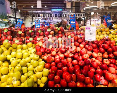 211230 -- ISTANBUL, 30. Dezember 2021 -- am 30. Dezember 2021 gehen die Leute in einem Supermarkt in Istanbul in der Türkei einkaufen. Die türkischen Händler haben allmählich begonnen, die Preise für mehrere Waren zu senken, da sich die türkische Währungslira erholte, aber der Rückgang schien vorerst unter den Erwartungen zu liegen. Shadati TO GO WITH Roundup: Die türkischen Geschäfte senken die Preise allmählich, da die Währung wieder auftaucht TÜRKEI-ISTANBUL-LIRA-REBOUNCE ShaxDati PUBLICATIONxNOTxINxCHN Stockfoto