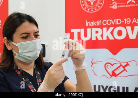 211230 -- ISTANBUL, 30. Dezember 2021 -- Eine Krankenschwester bereitet am 30. Dezember 2021 in einem Krankenhaus in Istanbul, Türkei, Eine Dosis des Turkovac COVID-19-Impfstoffs vor. Die Türkei begann am Donnerstag mit der Einführung ihres ersten lokal entwickelten COVID-19-Impfstoffs Turkovac, während die Omicron-Variante im ganzen Land weit verbreitet ist. TURKEY-ISTANBUL-COVID-19-LOCAL VACCINE-ROLL-OUT XINHUA PUBLICATIONXNOTXINXCHN Stockfoto