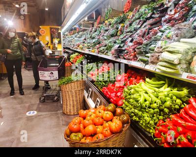 211230 -- ISTANBUL, 30. Dezember 2021 -- am 30. Dezember 2021 gehen die Leute in einem Supermarkt in Istanbul in der Türkei einkaufen. Die türkischen Händler haben allmählich begonnen, die Preise für mehrere Waren zu senken, da sich die türkische Währungslira erholte, aber der Rückgang schien vorerst unter den Erwartungen zu liegen. Shadati TO GO WITH Roundup: Die türkischen Geschäfte senken die Preise allmählich, da die Währung wieder auftaucht TÜRKEI-ISTANBUL-LIRA-REBOUNCE ShaxDati PUBLICATIONxNOTxINxCHN Stockfoto