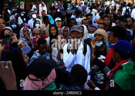 Bilder des Jahres 2021, News 12 Dezember 211231 -- KHARTUM, 31. Dezember 2021 -- sudanesische Bürger demonstrieren auf der Straße in Khartum, Sudan, 30. Dezember 2021. Am Donnerstag begannen in der sudanesischen Hauptstadt Khartum und anderen Städten Massenproteste, um zivile Herrschaft zu fordern. SUDAN-KHARTUM-DEMONSTRATION MohamedxKhidir PUBLICATIONxNOTxINxCHN Stockfoto