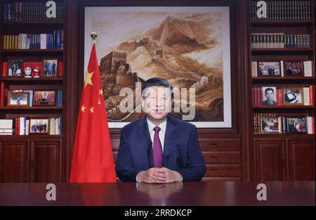 211231 -- PEKING, 31. Dezember 2021 -- der chinesische Präsident Xi Jinping hält seine Neujahrsrede 2022 über die China Media Group und das Internet am Silvesterabend. CHINA-XI JINPING-NEUJAHRSANSCHRIFT CN JUXPENG PUBLICATIONXNOTXINXCHN Stockfoto