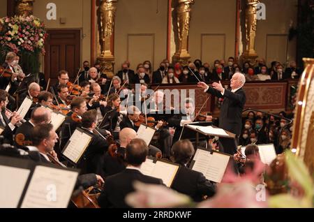 Bilder des Jahres 2022, Entertainment 01 Januar Entertainment Themen der Woche KW52 220101 -- WIEN, 1. Januar 2022 -- die Wiener Philharmoniker unter der Leitung von Daniel Barenboim treten beim Neujahrskonzert der Wiener Philharmoniker 2022 am 1. Januar 2022 in Wien auf. /Die Wiener Philharmoniker/Handout via Xinhua ÖSTERREICH-WIEN-NEUJAHRSKONZERT DieterxNagl PUBLICATIONxNOTxINxCHN Stockfoto