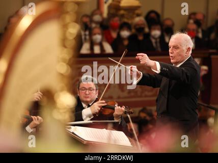 220101 -- WIEN, 1. Januar 2022 -- die Wiener Philharmoniker treten unter der Leitung von Daniel Barenboim beim Neujahrskonzert der Wiener Philharmoniker 2022 in Wien, Österreich, 1. Januar 2022 auf. /Die Wiener Philharmoniker/Handout via Xinhua ÖSTERREICH-WIEN-NEUJAHRSKONZERT DieterxNagl PUBLICATIONxNOTxINxCHN Stockfoto