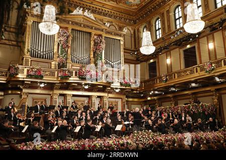 220101 -- WIEN, 1. Januar 2022 -- die Wiener Philharmoniker treten unter der Leitung von Daniel Barenboim beim Neujahrskonzert der Wiener Philharmoniker 2022 in Wien, Österreich, 1. Januar 2022 auf. /Die Wiener Philharmoniker/Handout via Xinhua ÖSTERREICH-WIEN-NEUJAHRSKONZERT DieterxNagl PUBLICATIONxNOTxINxCHN Stockfoto