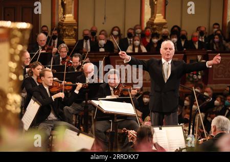 220101 -- WIEN, 1. Januar 2022 -- die Wiener Philharmoniker treten unter der Leitung von Daniel Barenboim beim Neujahrskonzert der Wiener Philharmoniker 2022 in Wien, Österreich, 1. Januar 2022 auf. /Die Wiener Philharmoniker/Handout via Xinhua ÖSTERREICH-WIEN-NEUJAHRSKONZERT DieterxNagl PUBLICATIONxNOTxINxCHN Stockfoto