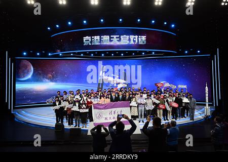 220101 -- PEKING, 1. Januar 2022 -- Studenten posieren für ein Gruppenfoto, während sie an einem Space-Earth-Videogespräch mit den chinesischen Astronauten an Bord der Raumstation Tiangong in Peking, der Hauptstadt Chinas, am 1. Januar 2022 teilnehmen. Drei chinesische Astronauten an Bord der Raumstation Tiangong hielten am Samstagnachmittag, dem ersten Tag des Jahres 2022, einen Videochat mit Jugendlichen in Peking, Hongkong und Macao ab. Die Trio-Crew hielt den Live-Space-Earth-Vortrag mit rund 500 jungen Studenten an drei Orten in Peking, Hongkong Special Administrative Region SAR und Macao SAR und teilte den Weltraumtraum und die Ambitionen. CHINA-A Stockfoto