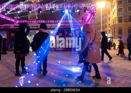 220102 -- HARBIN, 2. Januar 2022 -- Menschen besichtigen den Stalin Park nach einem Schneefall in Harbin, nordöstliche Provinz Heilongjiang, 1. Januar 2022. CHINA-HEILONGJIANG-HARBIN-SNOWFALL CN XiexJianfei PUBLICATIONxNOTxINxCHN Stockfoto
