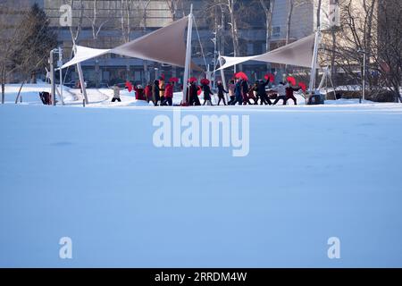 220102 -- HARBIN, 2. Januar 2022 -- Menschen machen Übungen im Xiangjiang Park nach einem Schneefall in Harbin, Nordostchina, Provinz Heilongjiang, 2. Januar 2022. CHINA-HEILONGJIANG-HARBIN-SNOWFALL CN WangxJianwei PUBLICATIONxNOTxINxCHN Stockfoto