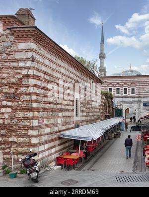 Istanbul, Türkei - 5. Mai 2023: Wenige Fußgänger gehen in der Balaban-Straße, die zur Yeni Valide I-Moschee führt, am frühen Morgen im Stadtteil Uskudar Stockfoto