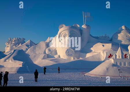 220102 -- HARBIN, 2. Januar 2022 -- Menschen besuchen die Harbin Sun Island International Snow Sculpture Art Exposition in Harbin, Nordostchina, Provinz Heilongjiang, 2. Januar 2022. Harbin, berühmt für seinen Eis- und Schneetourismus, zieht Touristen im Winter an. CHINA-HEILONGJIANG-HARBIN-ICE-SNOW-TOURISM CN ZHANGXTAO PUBLICATIONXNOTXINXCHN Stockfoto