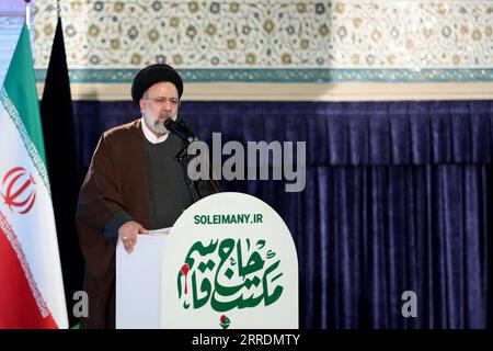 220103 -- TEHERAN, 3. Januar 2022 -- der iranische Präsident Ebrahim Raisi spricht während einer Versammlung anlässlich des zweiten Jahrestages des Martyriums des iranischen Obersten General Qassem Soleimani in Teheran, Iran, 3. Januar 2022. Der iranische Präsident Ebrahim Raisi warnte am Montag vor der Rache des Iran für die US-Ermordung des iranischen Generals Qassem Soleimani, falls die an und hinter der kriminellen Handlung Beteiligten nicht durch einen gerechten Mechanismus verfolgt werden. /Handout via Xinhua IRAN-TEHERAN-QASSEM SOLEIMANI-ATTENTAT-JAHRESTAG-VERSAMMLUNG IranianxPresidentialxWebsite PUBLICATIONxNOTxINxCHN Stockfoto